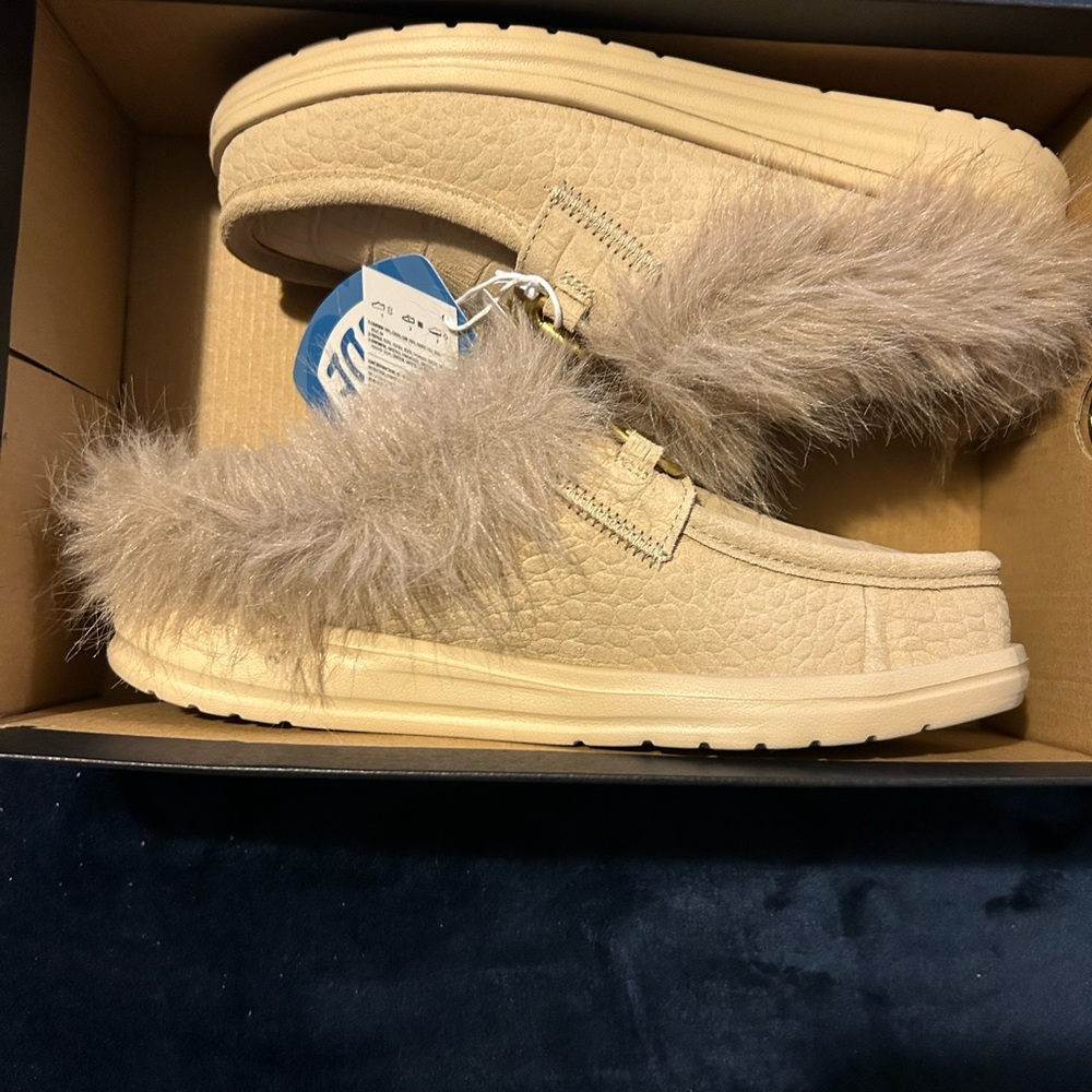 Hey Dude Tan Fur Lined Mule Loafers New in box

Can fit women 7.5 or 8